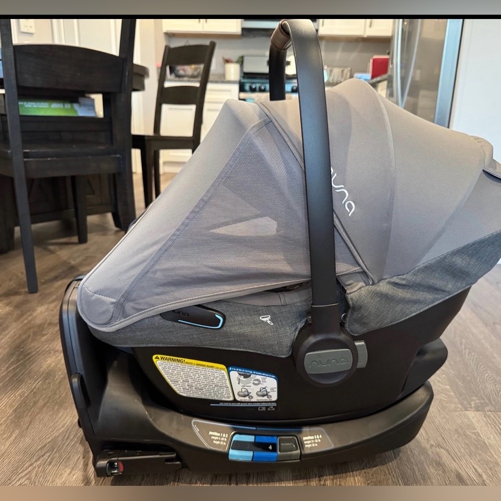 Nuna pipa lite rx Car Seat and Relx base in Light Gray with Canopy 2022